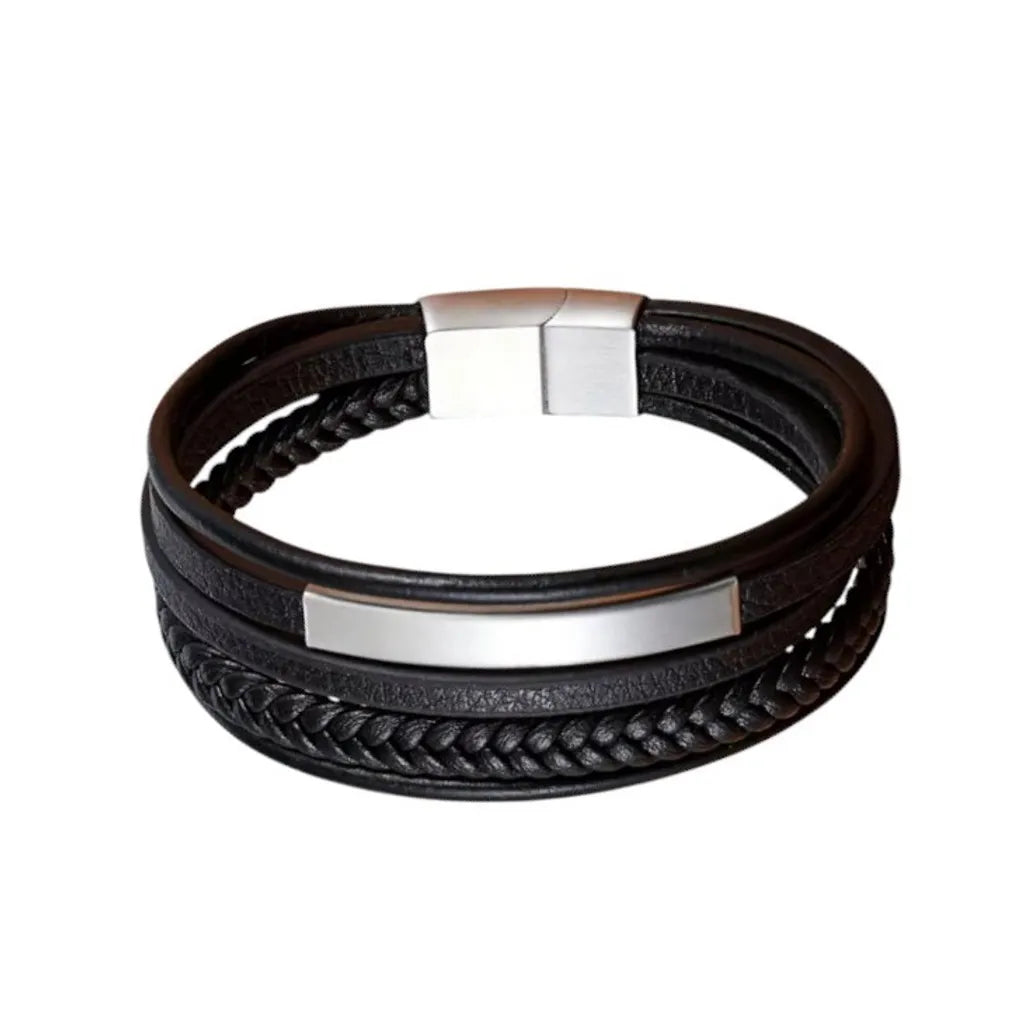 Packshot fond blanc. Le bracelet Axis cuir souple noir avec son motif central : un tube rectangulaire en acier inoxydable. La géométrie parfaite pour le design multi-rangs.