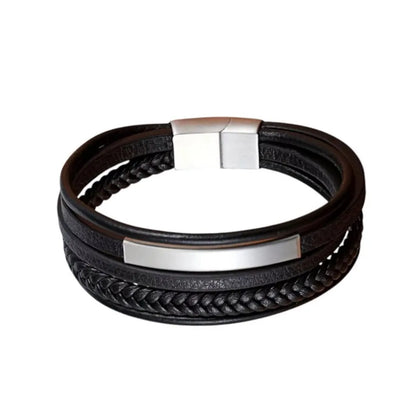 Packshot fond blanc. Le bracelet Axis cuir souple noir avec son motif central : un tube rectangulaire en acier inoxydable. La géométrie parfaite pour le design multi-rangs.
