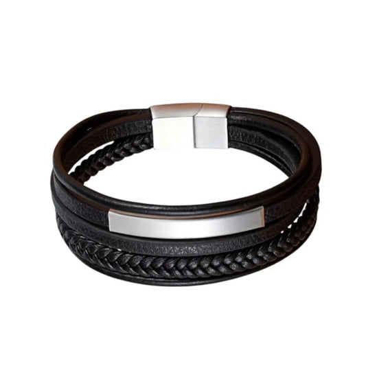Packshot fond blanc. Le bracelet Axis cuir souple noir avec son motif central : un tube rectangulaire en acier inoxydable. La géométrie parfaite pour le design multi-rangs.