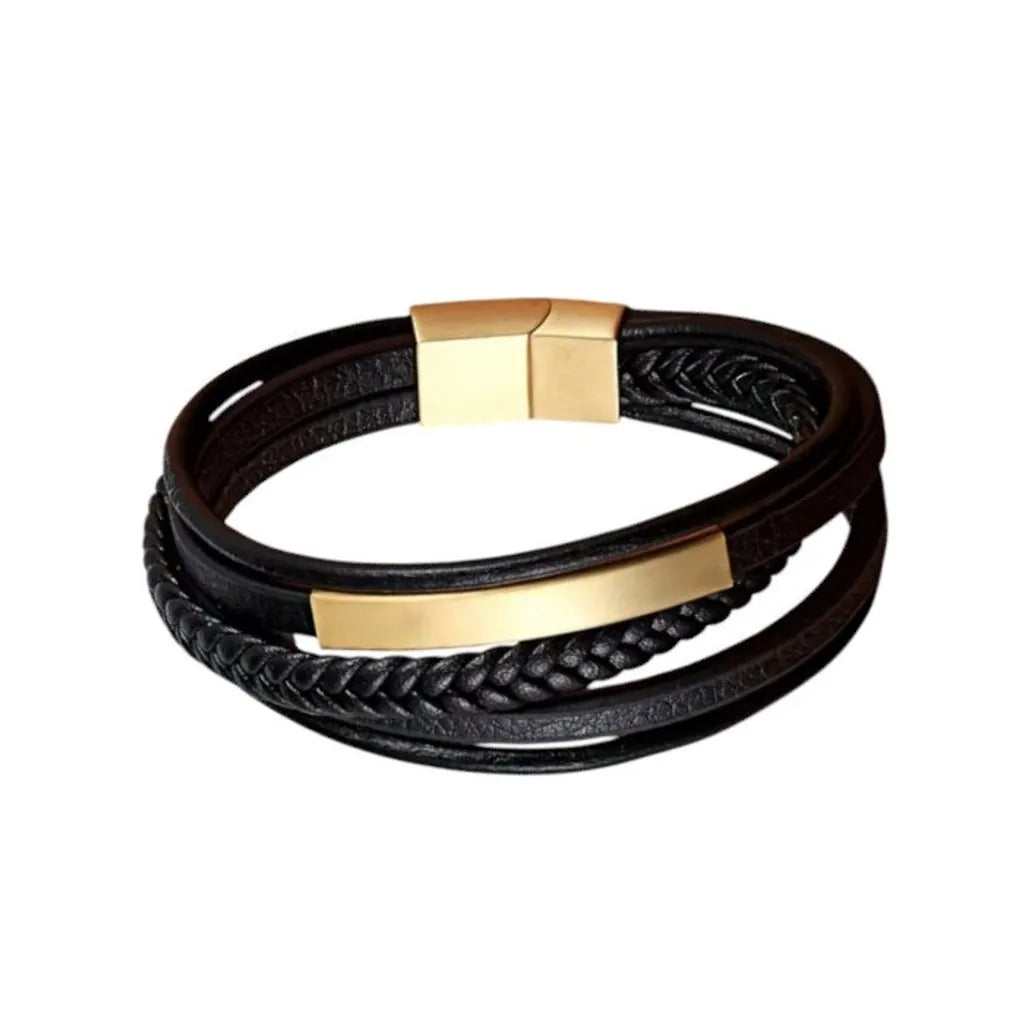 Vue produit premium. Le bracelet Axis multi-rangs cuir souple noir contrasté. Le tube rectangulaire et le fermoir dorés ajoutent une ligne de lumière à la géométrie structurée.