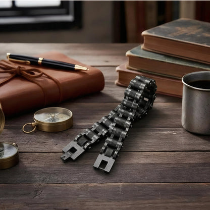 Bracelet Kross chaîne moto posé table bois atelier biker acier rétro maillons moletés treize millimètres.
