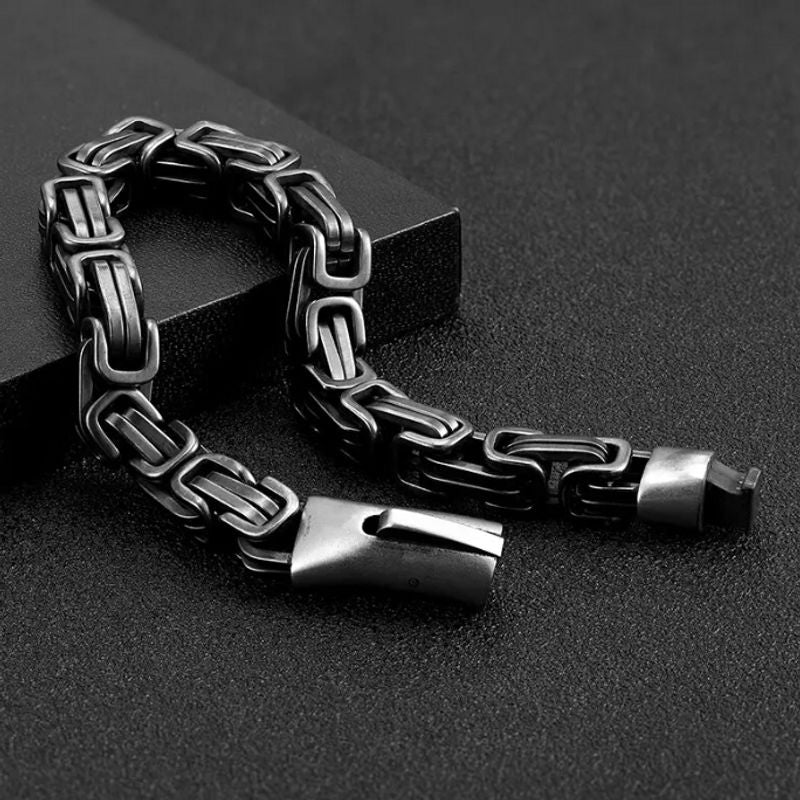 Bracelet biker avec chaîne à maillons complexes de sept millimètres avec fermoir sécurisé en acier inoxydable - chaîne virile ouverte et présenté sur une boite noire - coloris argent vieilli