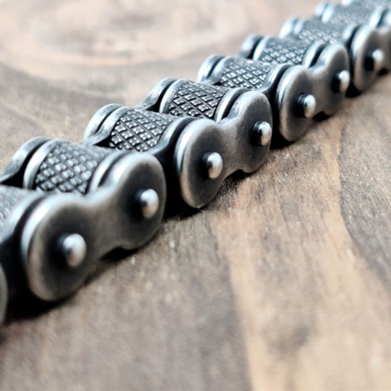 BraceVue en gros plan des maillons moletés en acier inoxydable d'un bracelet chaîne biker- coloris argent vieilli