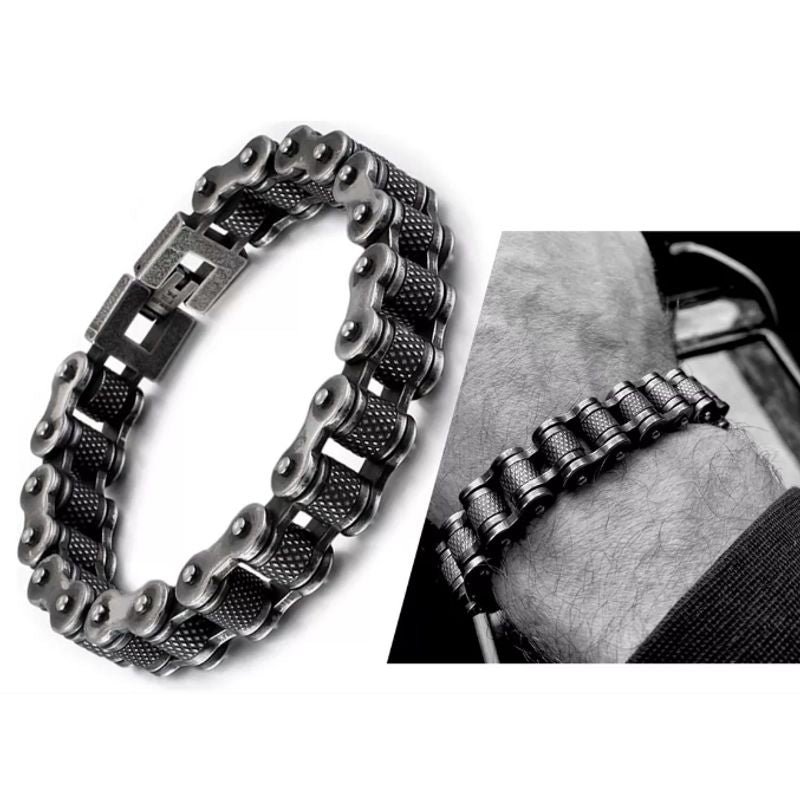 Image deux en un, photo en noir et blanc du bracelet biker à maillons moletés en acier inoxydable - présenté sur un poignet d'homme viril - fermoir crochet robuste à clip 