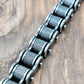 Vue zoom prise de haut du bracelet biker avec maillons de forme roulement moletés en acier inoxydable - coloris argent vieilli