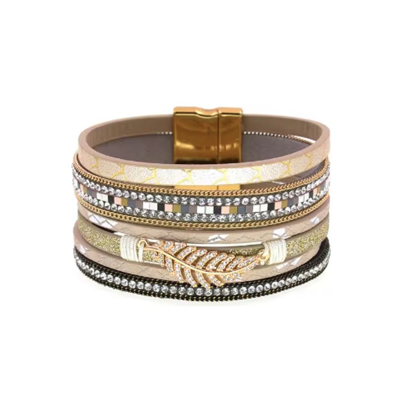 Bracelet bohème chic, wrap multilanière en cuir PU avec breloque feuille de fougère dorée et ornée de strass blanc en cristal, son fermoir magnétique est de couleur or. Coloris beige.