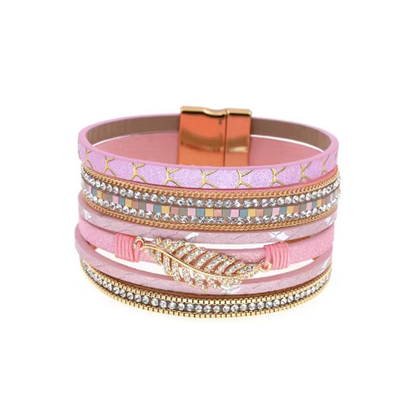 Bracelet bohème chic, wrap multilanière en cuir PU avec breloque feuille de fougère dorée et ornée de strass blanc en cristal, son fermoir magnétique est de couleur or. Coloris rose.