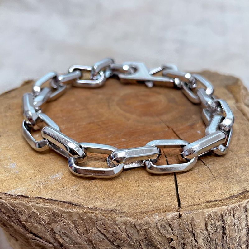 Bracelet chaîne d'ancre à maillons rectangulaires en acier inoxydable posé sur un tronc d'arbre - coloris argent