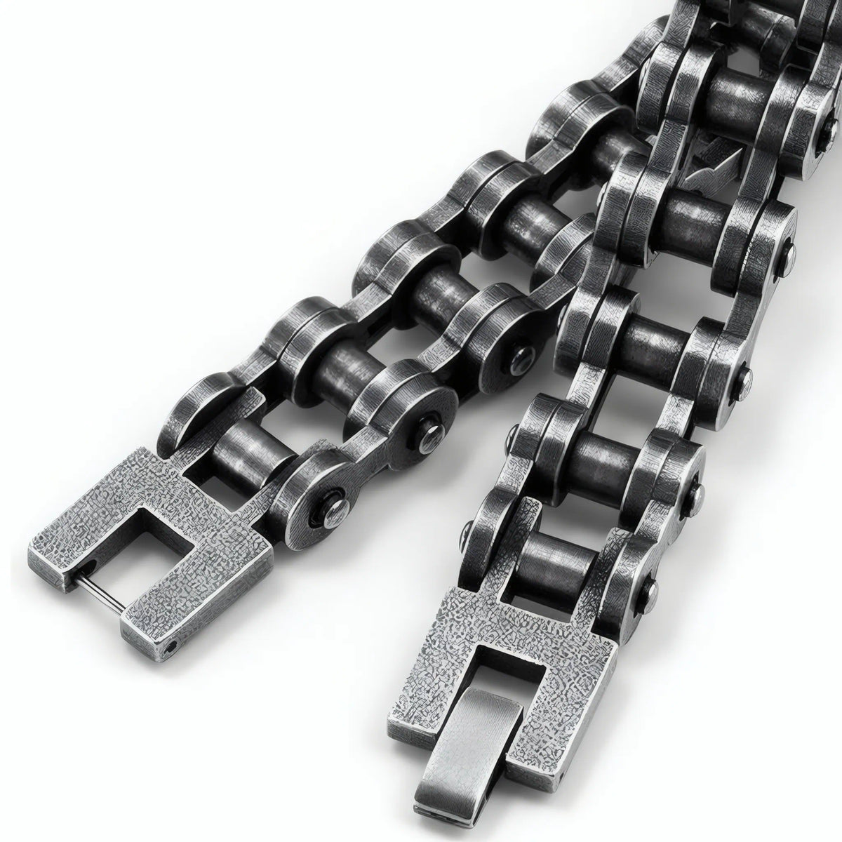 Zoom sur les maillons en acier rétro et le fermoir du bracelet chaîne moto Kardan style biker.