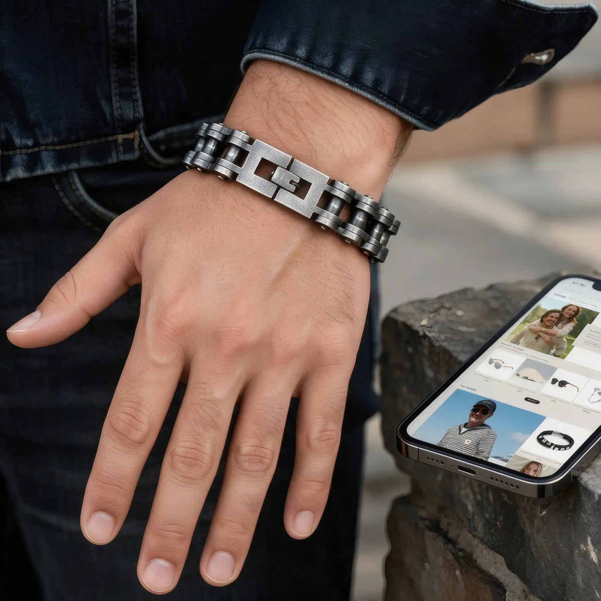 Vue d'ensemble d'une main d'homme et d'un smartphone et portant le bracelet chaîne moto en acier rétro Kardan.