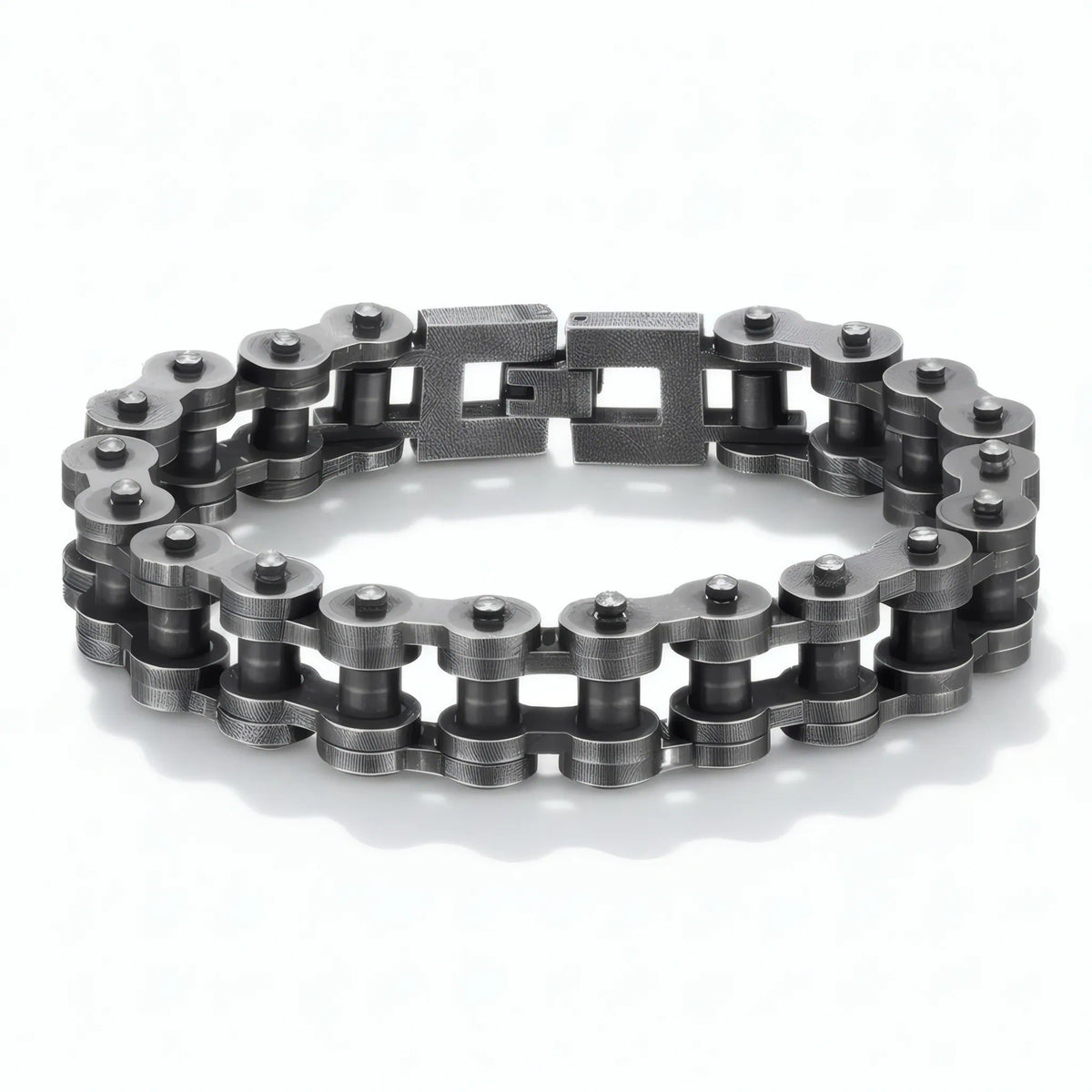 Bracelet chaîne moto en acier rétro Kardan avec maillons effet chaîne de transmission posé sur fond blanc