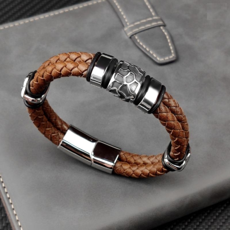 Bracelet cuir marron pour homme avec charms terre aride et fermoir magnétique - matériaux cuir, acier inoxydable et titane.