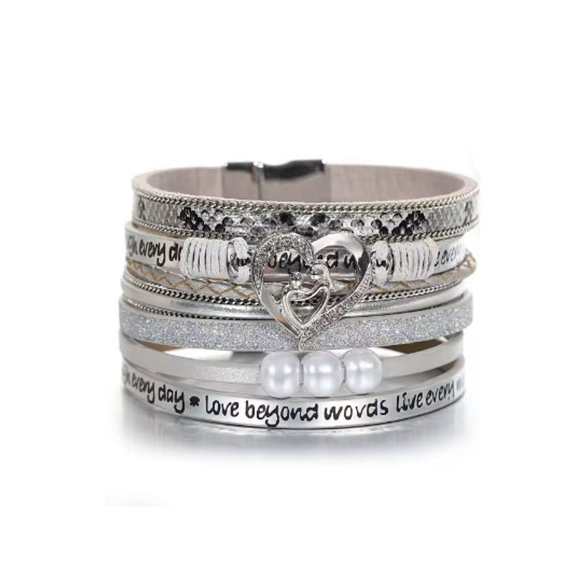 Bracelet cœur bohème silver avec mantras et perles pour femme, wrap multilanière en cuir PU de couleur argent.