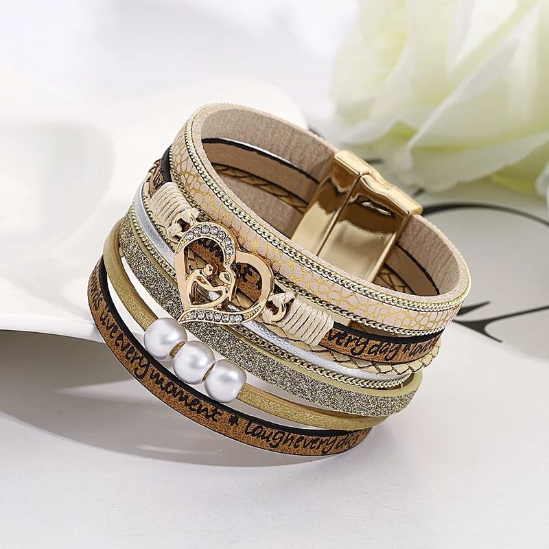 Bracelet cœur bohème incliné avec strass en cristal, mantras de gratitude et perles de façon nacrées pour femme, wrap multilanière en cuir PU de couleur beige.