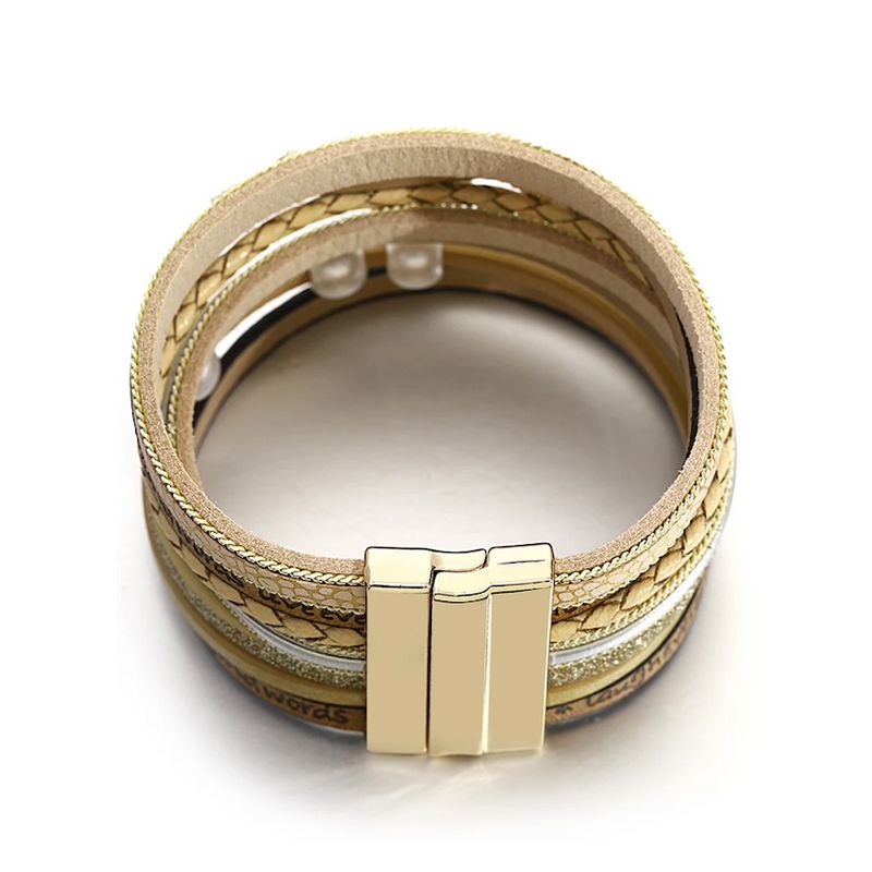 Bracelet cœur bohème pour femme, wrap multilanière en cuir PU de couleur beige, son solide fermoir doré est en alliage de zinc.