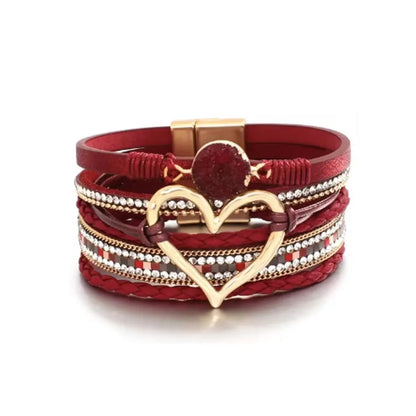 Bracelet Cœur de Lune Vagabonde bordeaux. Les strass scintillants soulignent le cœur doré ajouré et sa breloque lune.