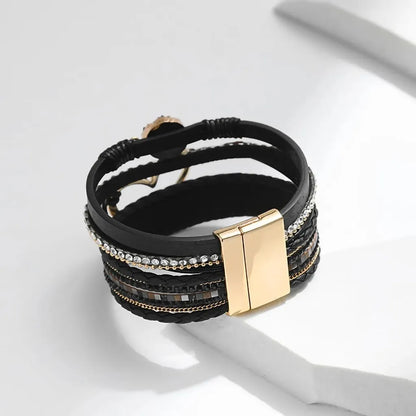 Vue arrière du bracelet Cœur de Lune Vagabonde noir. Le fermoir magnétique doré, fermé et la douceur du cuir microfibre sont mis en évidence.