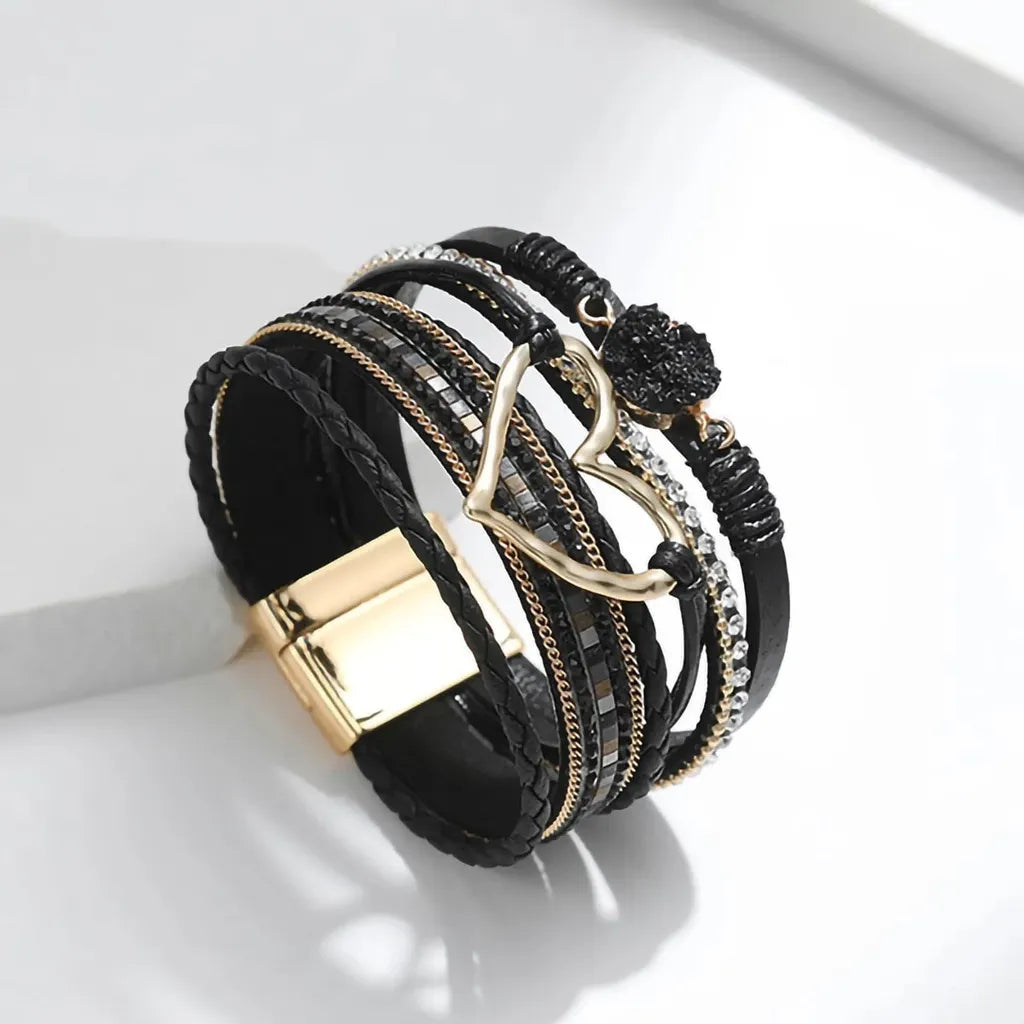 Bracelet Cœur de Lune Vagabonde noir, fermé. Les rangs de cuir microfibre, les strass scintillants et les chaînes fines s'entremêlent élégamment.