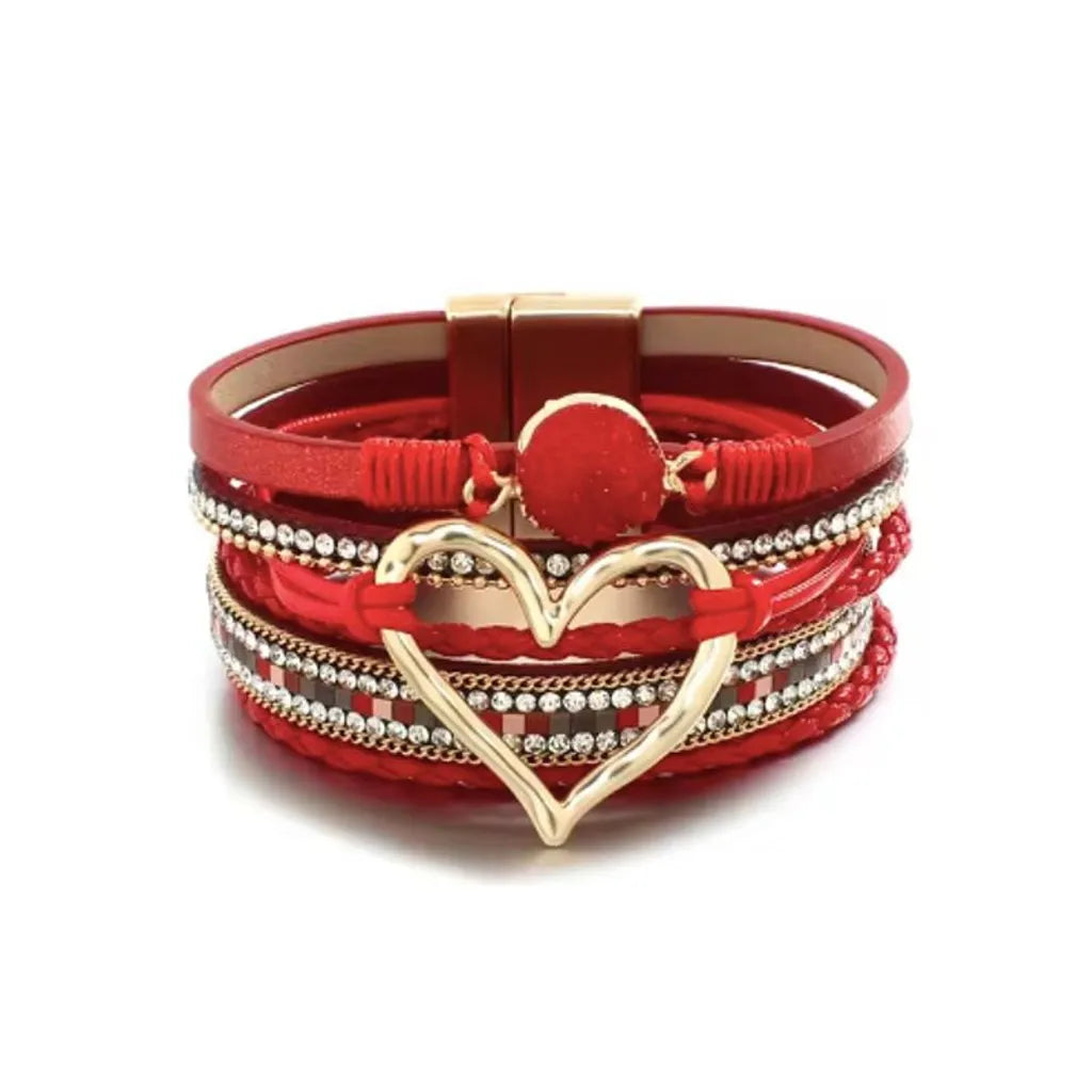 Bracelet Cœur de Lune Vagabonde rouge. Sa couleur vibrante met en lumière le cœur doré ajouré et la lune vagabonde.