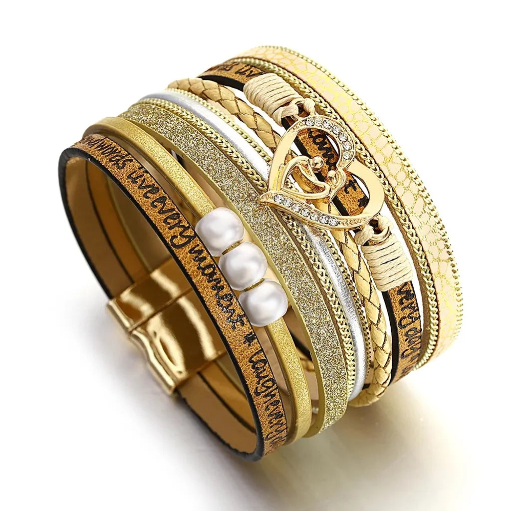 Zoom sur bracelet cœur mère et enfant multi-rangs beige et doré, cuir microfibre végan, perles blanches et fermoir magnétique.