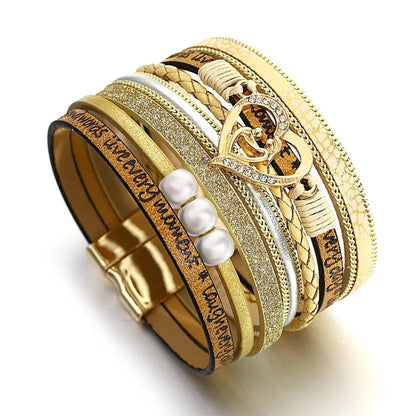 Zoom sur bracelet cœur mère et enfant multi-rangs beige et doré, cuir microfibre végan, perles blanches et fermoir magnétique.