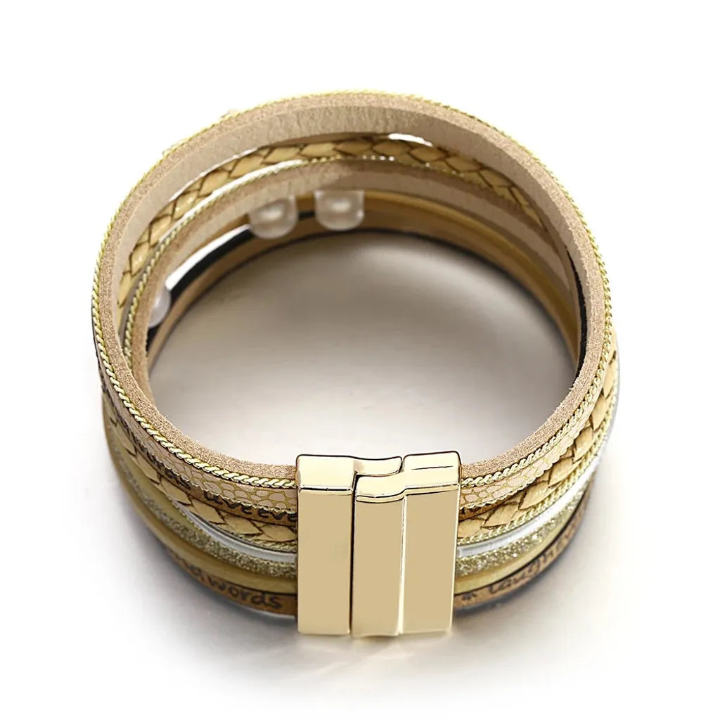 Fermoir magnétique doré du bracelet cœur mère et enfant multi-rangs en cuir microfibre végan beige, vu arrière.