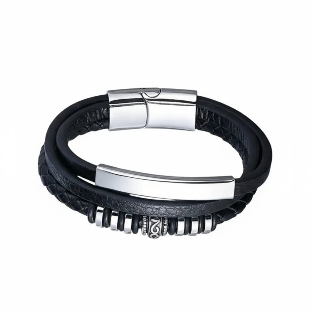 Packshot fond blanc. Le bracelet Corax multi-rangs cuir noir et sa frise gothique sculptée en acier inoxydable poli. Un emblème de noblesse et de force.