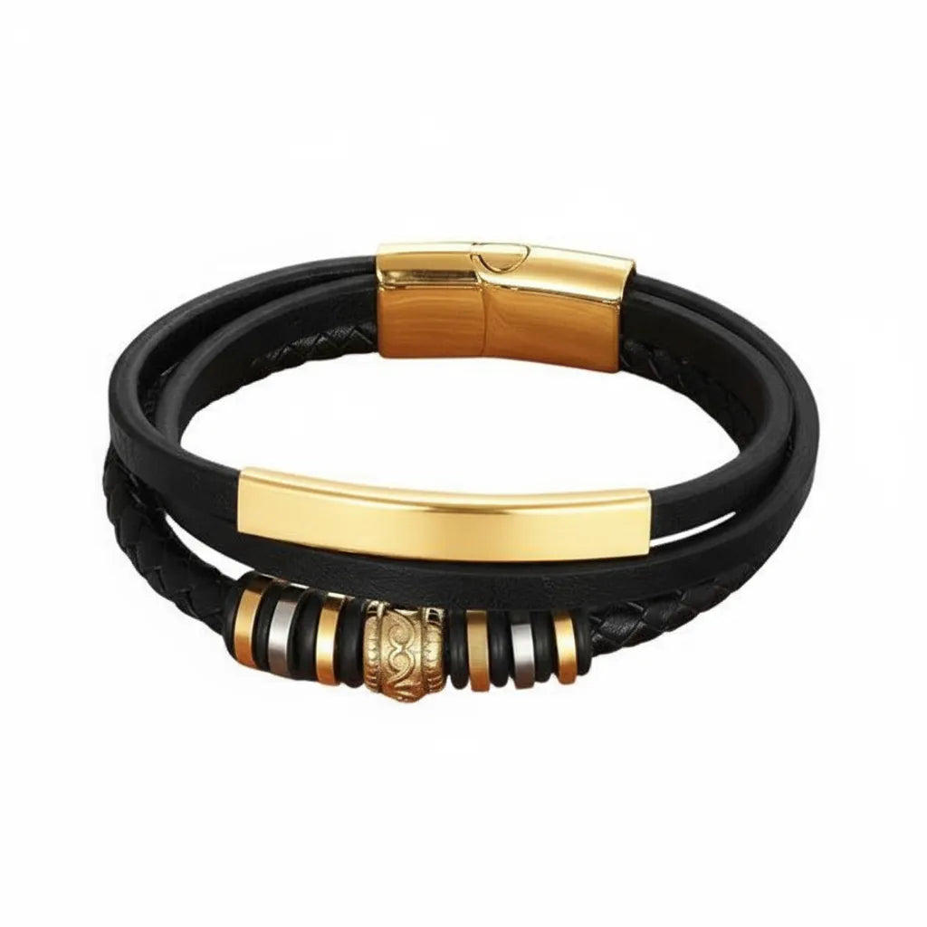 Vue principale finition bicolore. Le bracelet Corax multi-rangs cuir noir et son motif frise gothique sculptée en doré/acier. Le fermoir magnétique est assorti.