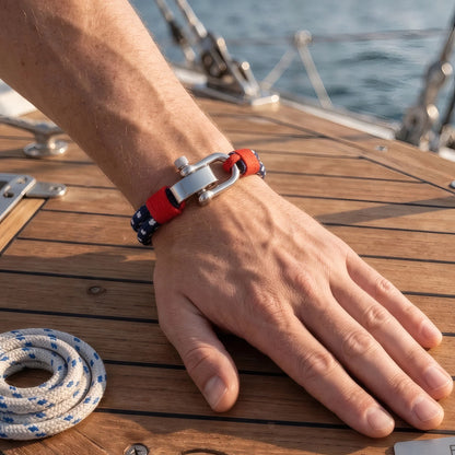 Dimension bracelet Nautis porté main homme posée pont bateau cordage marin en arrière-plan.