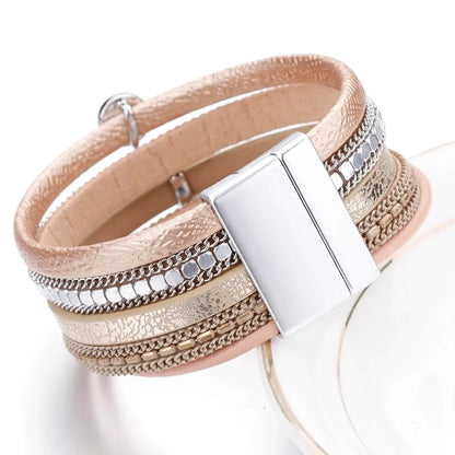 Vue latérale du bracelet beige. Le fermoir magnétique argenté et la superposition de rangs sont mis en évidence.