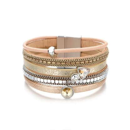 Bracelet Cristal de lumière beige. Le cuir microfibre souple et les charms dorés créent une harmonie naturelle.