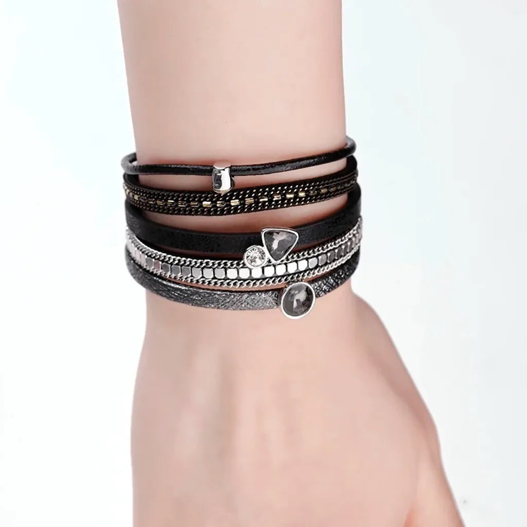 Bracelet Cristal de lumière noir porté. Le bijou suit le mouvement de la main, mettant en valeur son élégance naturelle.