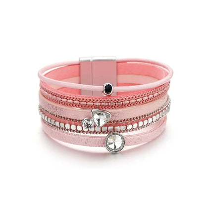 Bracelet Cristal de lumière rose. Les détails lumineux des charms rehaussent la douceur de cette pièce délicate.