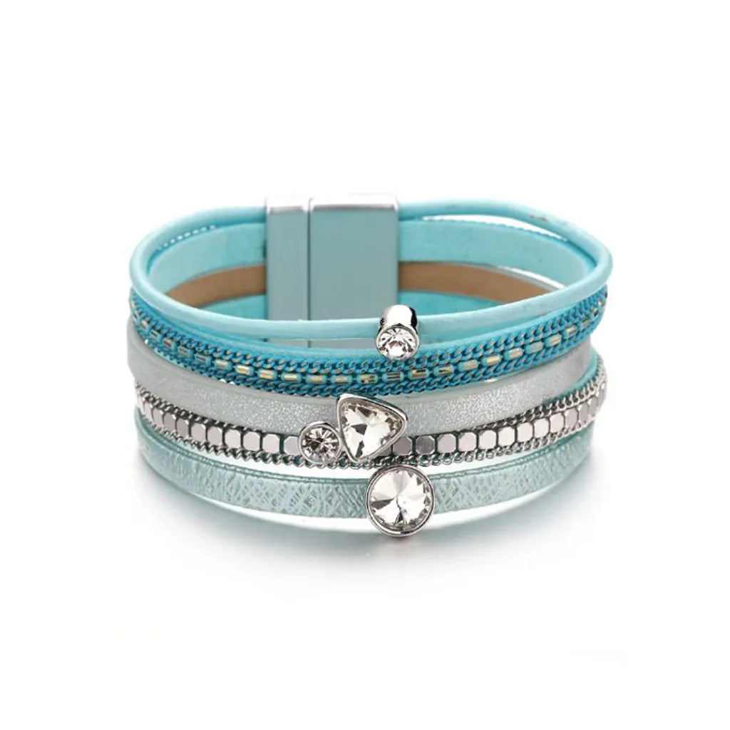 Bracelet Cristal de lumière turquoise. Son design multi-rangs et ses strass créent un jeu d'éclat singulier.