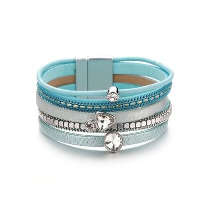 Bracelet Cristal de lumière turquoise. Son design multi-rangs et ses strass créent un jeu d'éclat singulier.