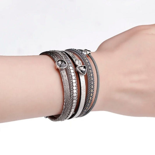 Bracelet bohème cristal strass, wrap en cuir pour femme avec fermoir magnétique porté sur une poignet féminin - coloris gris