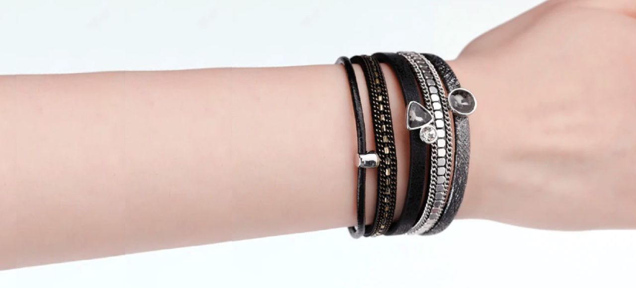 Bracelet bohème cristal strass, wrap en cuir pour femme avec fermoir magnétique porté sur une poignet féminin - coloris noir, gris et argent