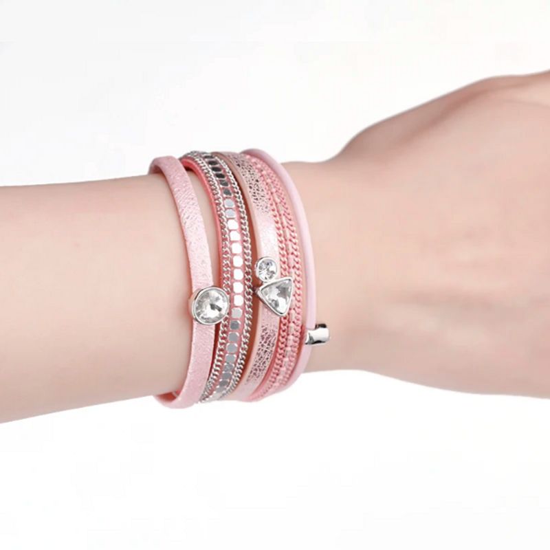 Bracelet bohème cristal strass, wrap en cuir pour femme avec fermoir magnétique porté sur une poignet féminin - coloris rose