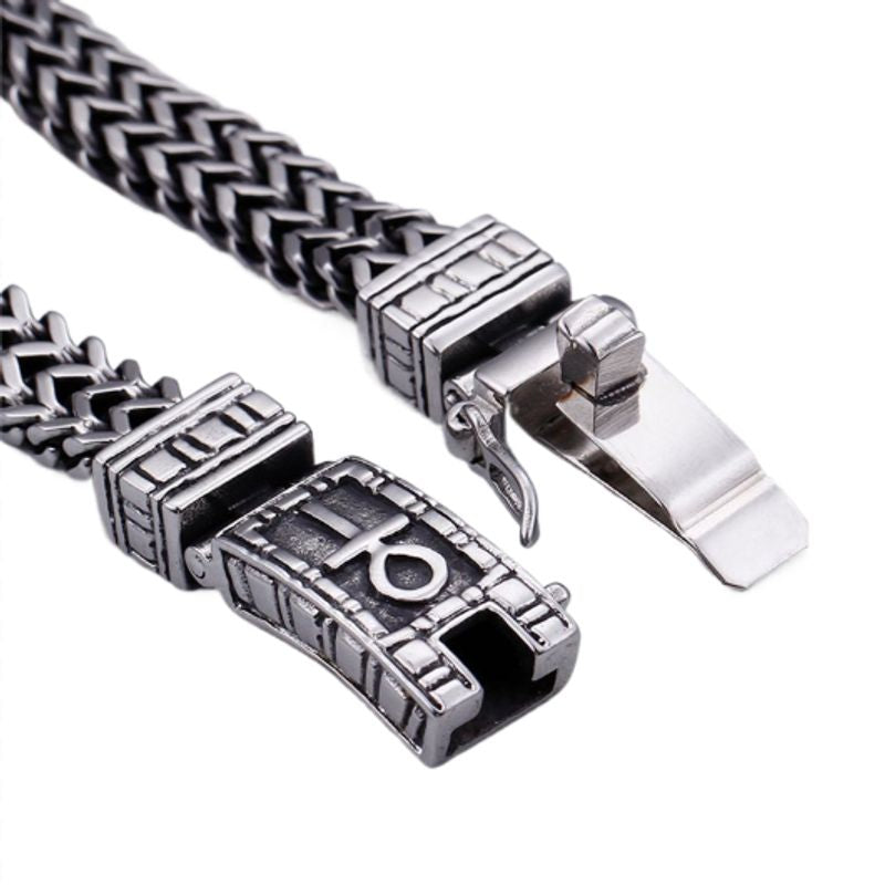 Vue en gros plan du fermoir à clip double sécurité ouvert du bracelet avec croix égyptienne Ankh en acier inoxydable, vue sur un support plat à fond blanc - coloris argent