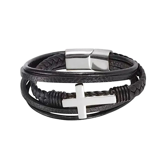 Vue de face du bracelet multi-rangs en cuir noir, avec croix latine et fermoir argentés en acier inoxydable sur fond blanc.