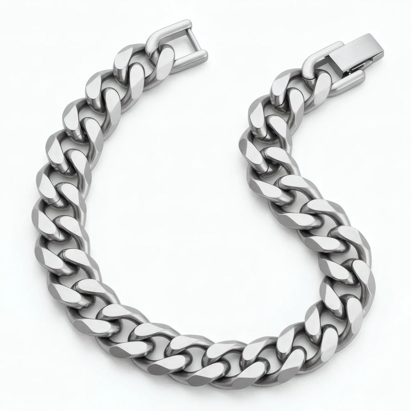 Bracelet Axel en acier argenté présenté à plat sur fond blanc neutre