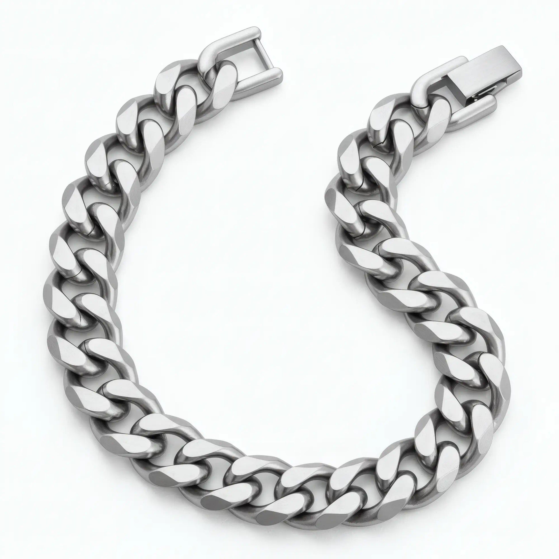 Bracelet Axel en acier argenté présenté à plat sur fond blanc neutre