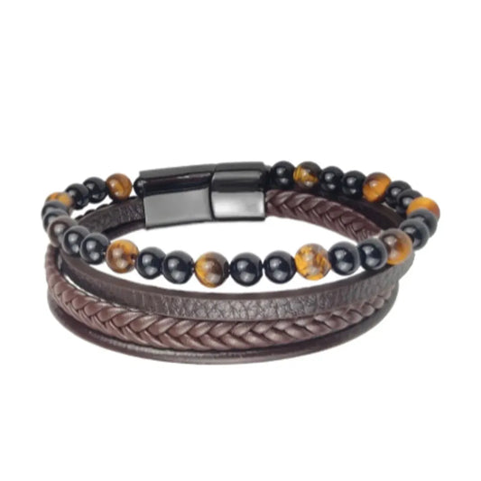 Bracelet élégant en cuir marron, composé d'un fermoir magnétique noir et de deux rangées de perles en pierre : onyx noir et œil de tigre jaune. Mis en valeur sur un fond blanc neutre pour souligner ses détails raffinés et sa finition impeccable.