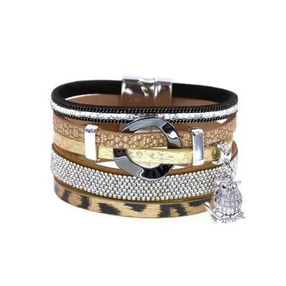 Bracelet multi-rangs en cuir microfibre beige, motif léopard, rondelle déformée et breloque hibou, couleur argenté, décor strass scintillant.