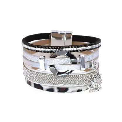 Bracelet multi-rangs en cuir microfibre blanc, motif léopard discret, rondelle argentée et breloque hibou, décor strass élégant.