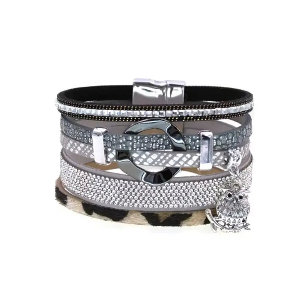 Bracelet multi-rangs en cuir microfibre gris, motif léopard, rondelle argentée et breloque hibou, détails strass raffinés.