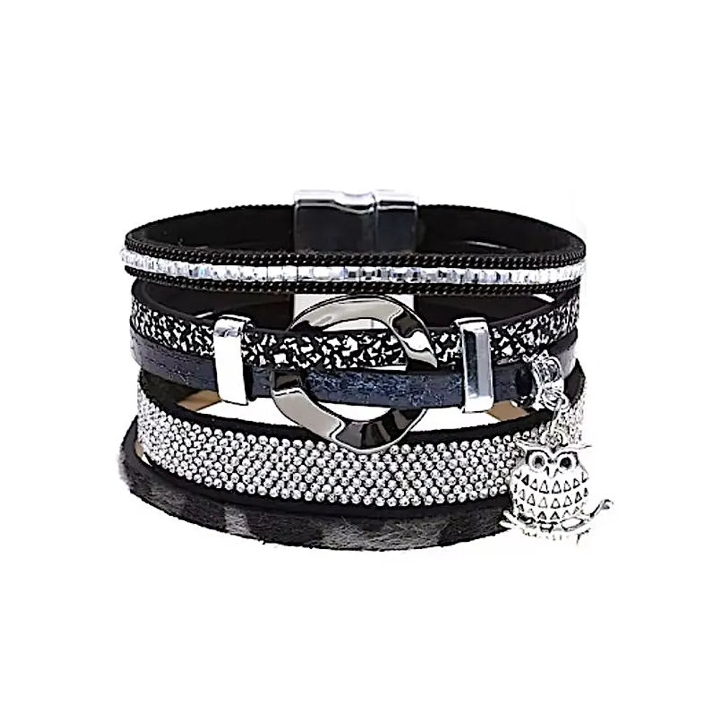 Bracelet multi-rangs en cuir microfibre noir, motif léopard, rondelle argentée déformée et breloque hibou, décor strass brillant.