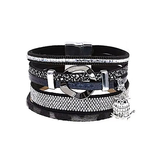 Bracelet multi-rangs en cuir microfibre noir, motif léopard, rondelle argentée déformée et breloque hibou, décor strass brillant.