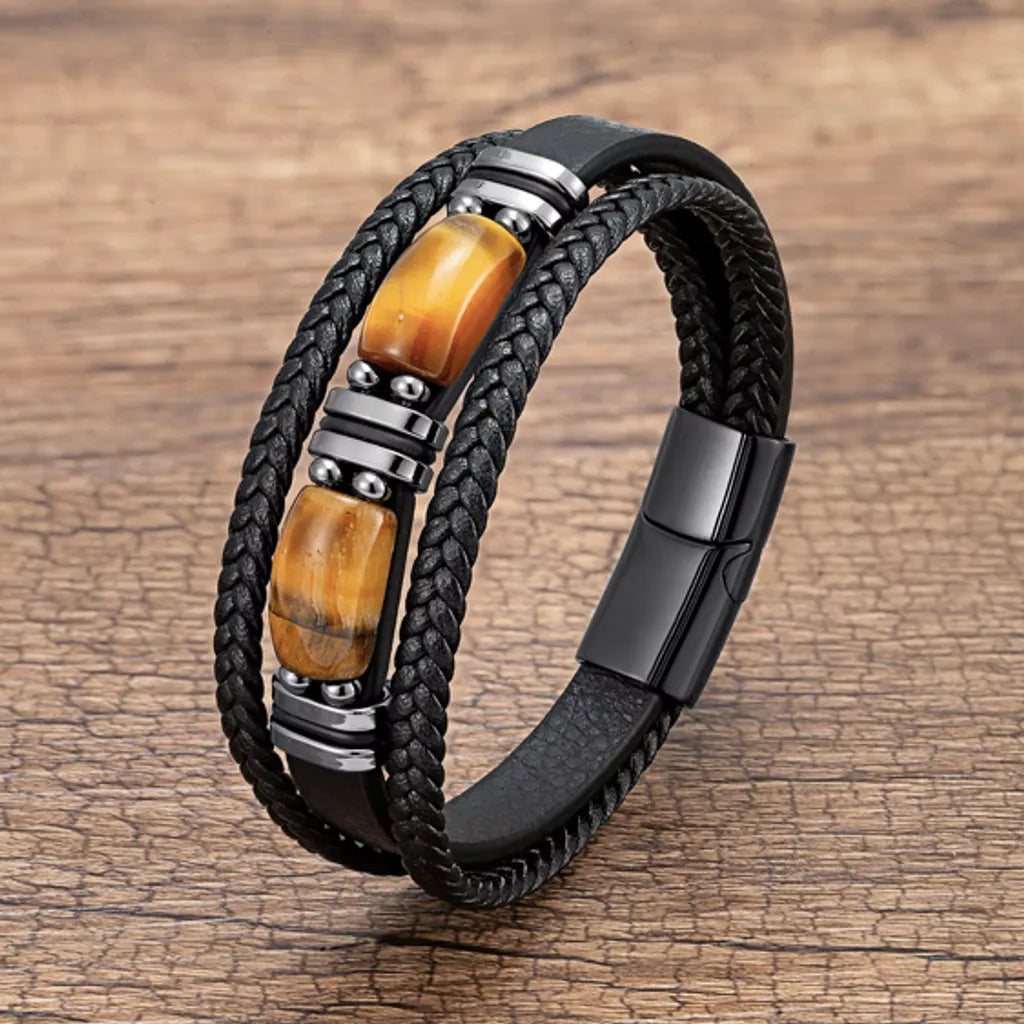 Bracelet en cuir noir multirang avec pierre œil de tigre jaune, fermoir magnétique en acier inoxydable. Un accessoire masculin unique, alliant cuir tressé et pierre naturelle pour un style audacieux.