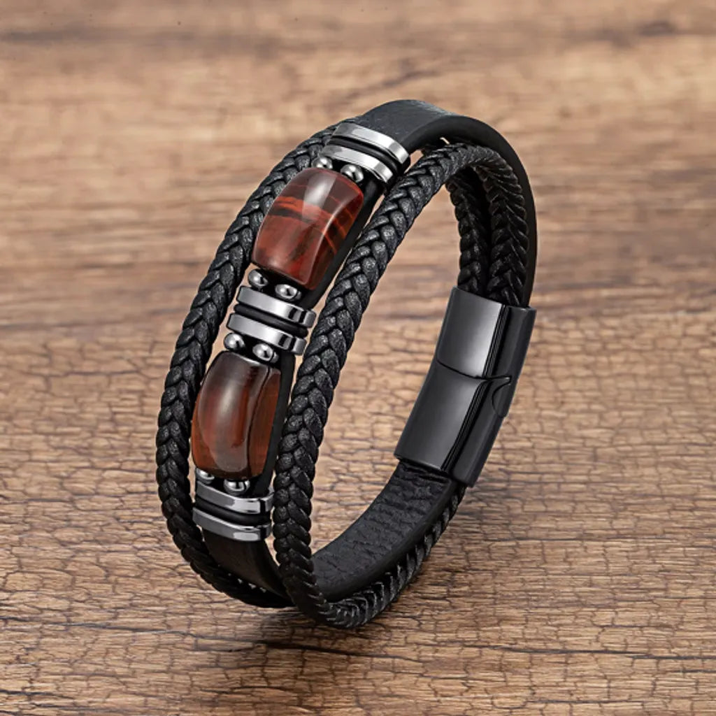 Bracelet homme en cuir noir avec pierre œil de tigre rouge, design multirang. Ce bracelet élégant et robuste combine le cuir tressé avec une pierre rouge captivante, parfait pour un look original et dynamique.